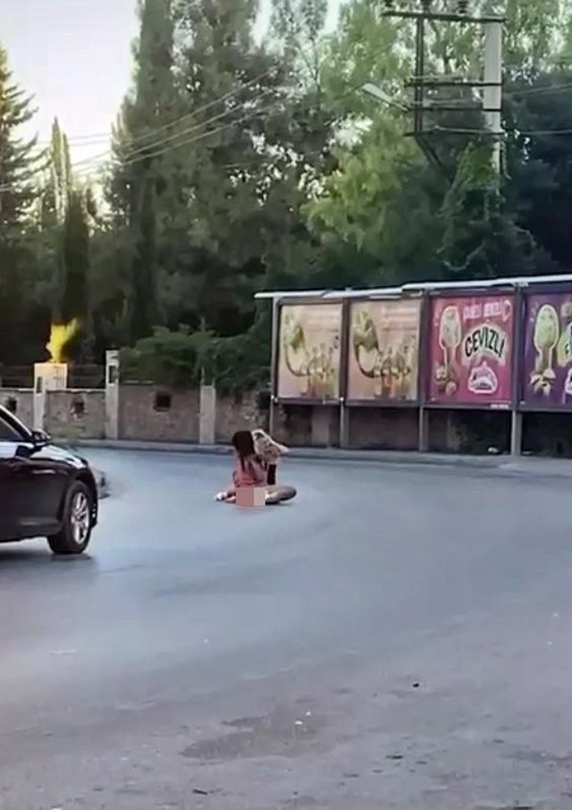 İki kadın sokak ortasında saç saça kavga etti! Üstlerinin açılmasına bile aldırış etmediler İki kadın sokak ortasında saç saça kavga etti! Üstlerinin açılmasına bile aldırış etmediler