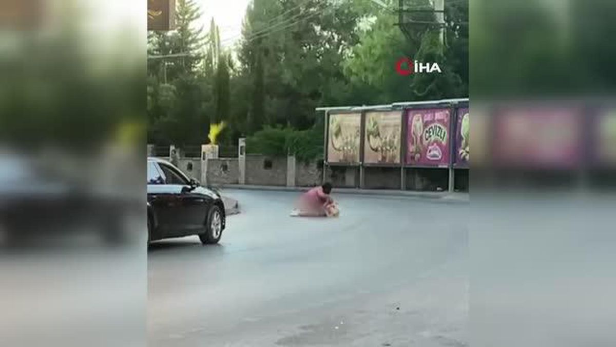 Son dakika haberleri | İki kadının cadde ortasında saç başa kavgası kamerada
