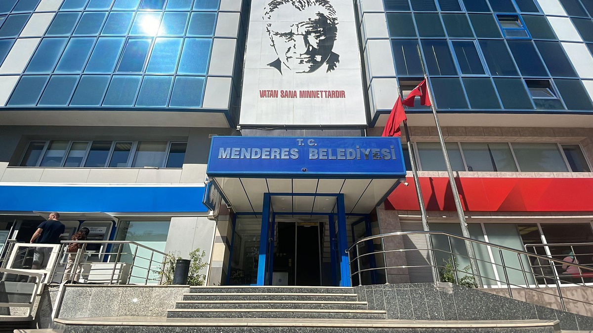 İzmir Menderes Belediyesine yönelik yolsuzluk operasyonunda 27 şüpheli yakalandı