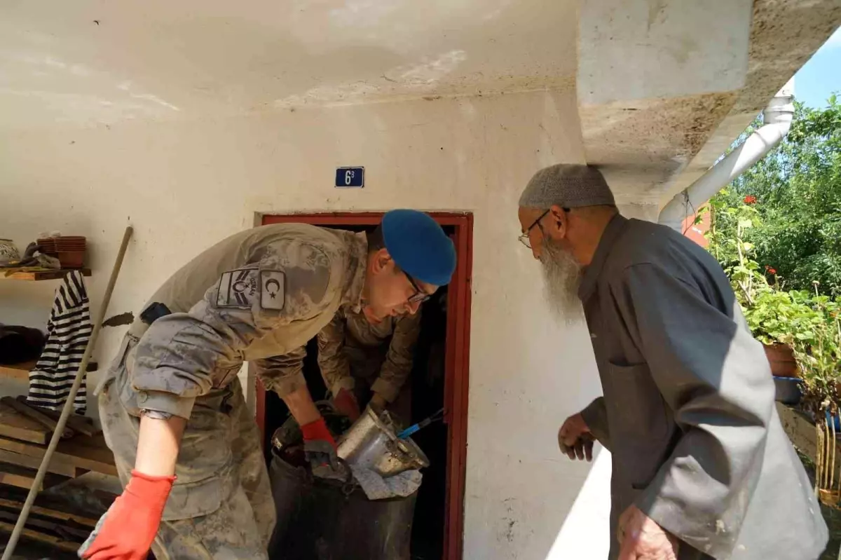 Jandarmanın suya atlayıp boğulmaktan kurtardığı yaşlı adam konuştu, gözyaşlarına hakim olamadı