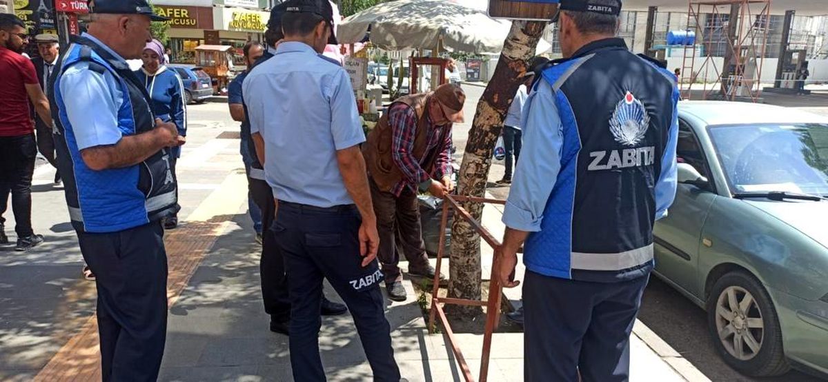 Kars\'ta zabıtadan kaldırım işgali denetimi