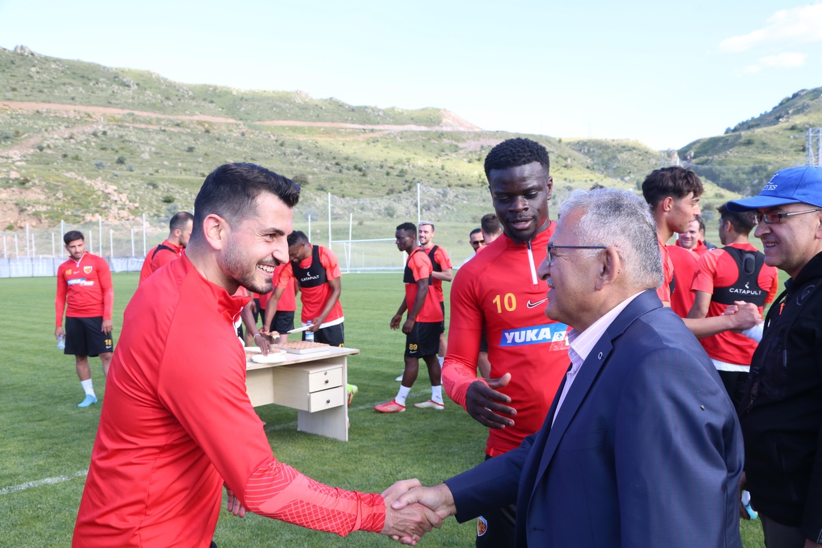 Kayseri Büyükşehir Belediye Başkanı Büyükkılıç, Kayserispor\'un antrenmanını izledi