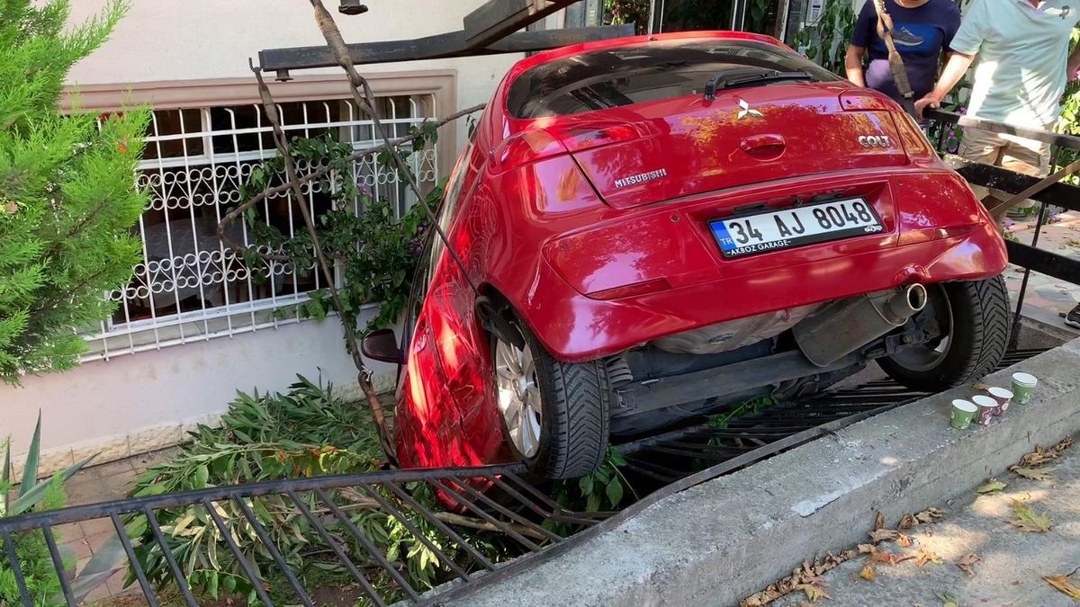 Kaza yapan araç evin bahçesine uçtu: 1 yaralı