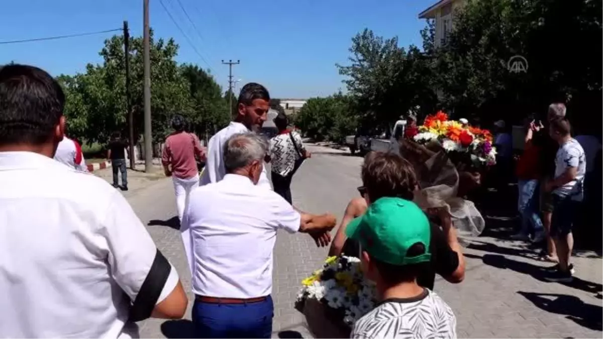 KIRKLARELİ - Başpehlivan Şimşek, Büyükmandıra beldesinde davul zurnayla karşılandı