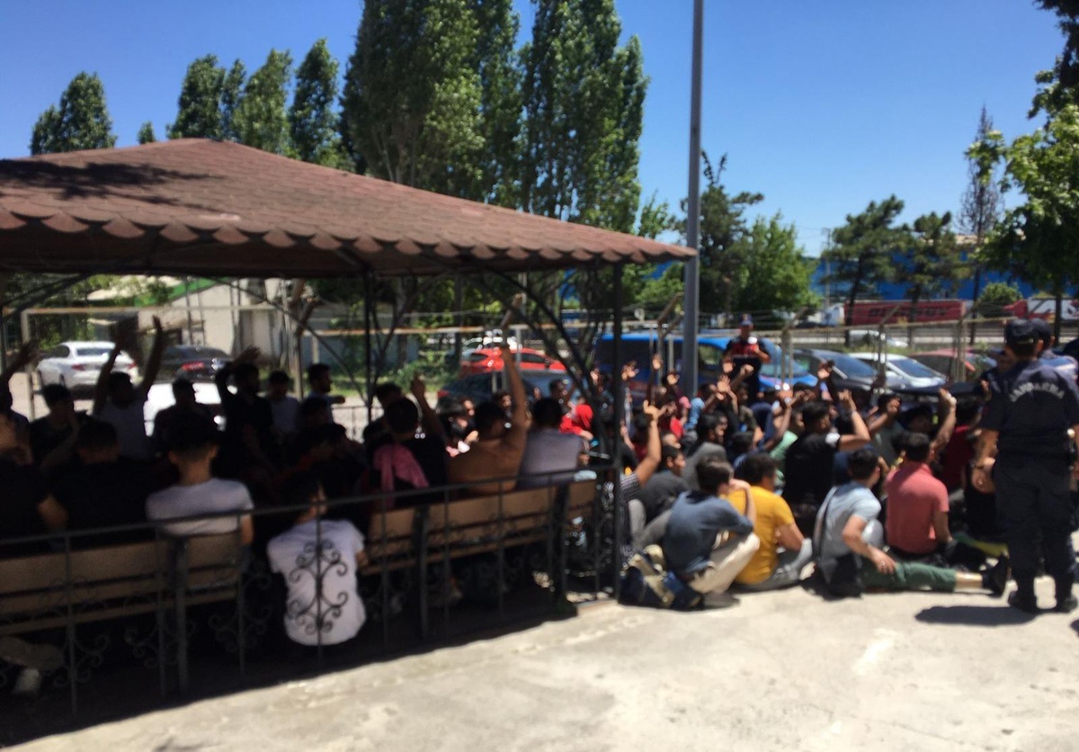 Kocaeli\'de kamyon kasasında 103 düzensiz göçmen yakalandı