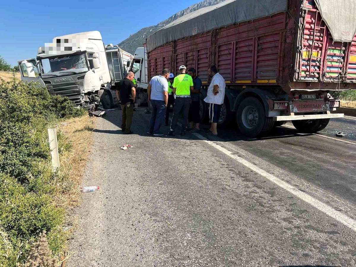Manisa\'da iki tır kafa kafaya çarpıştı: 1 yaralı