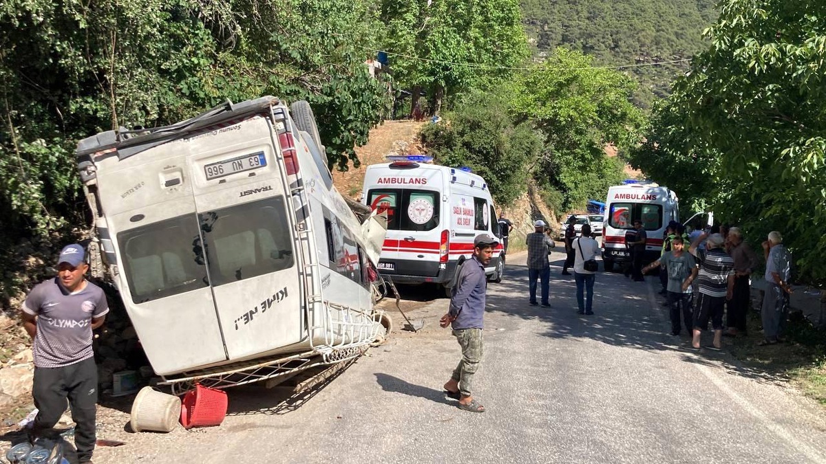Mersin\'de işçi servisi kaza yaptı: 17 yaralı