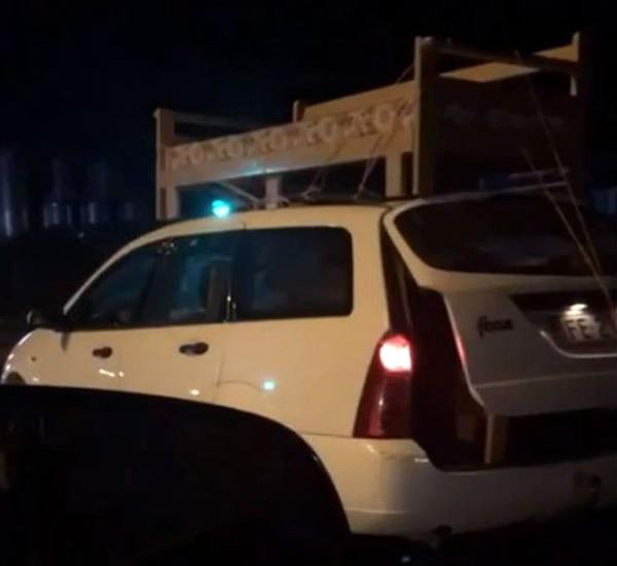 Mobilyaları otomobilin tavanında taşıdılar