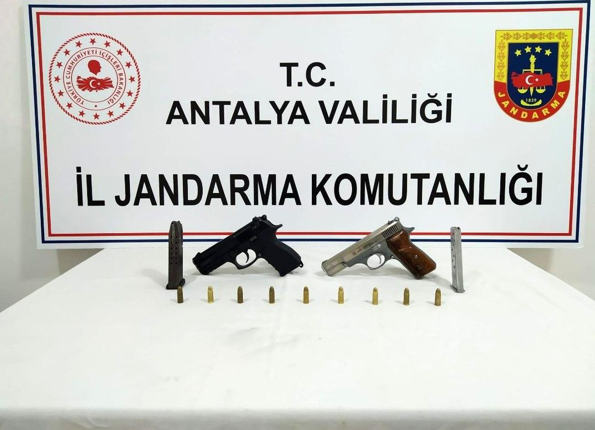 Ruhsatsız tabancalarını çatıdan aşağı atınca yakalandı