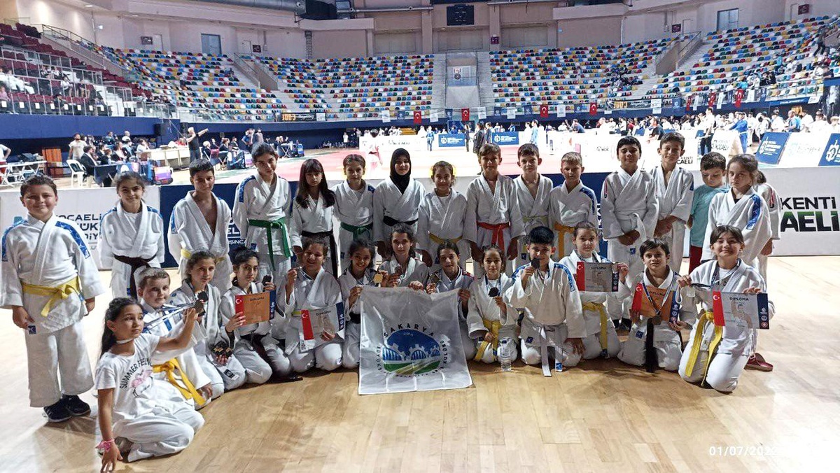 Sakarya Büyükşehir sporcularından başarı: Uluslararası turnuvada tam 15 madalya