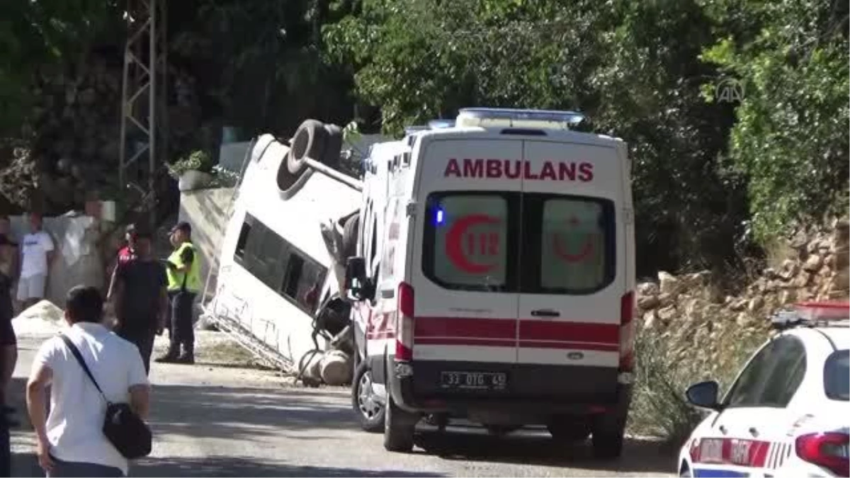 Tarım işçilerini taşıyan minibüs devrildi, 17 kişi yaralandı
