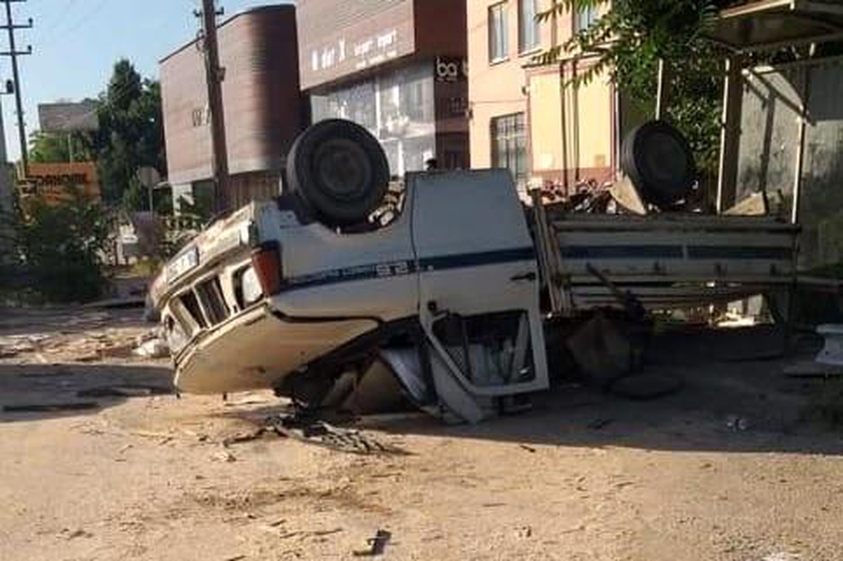 Son dakika haber: Tırın çarptığı kamyonet takla attı: 2 yaralı