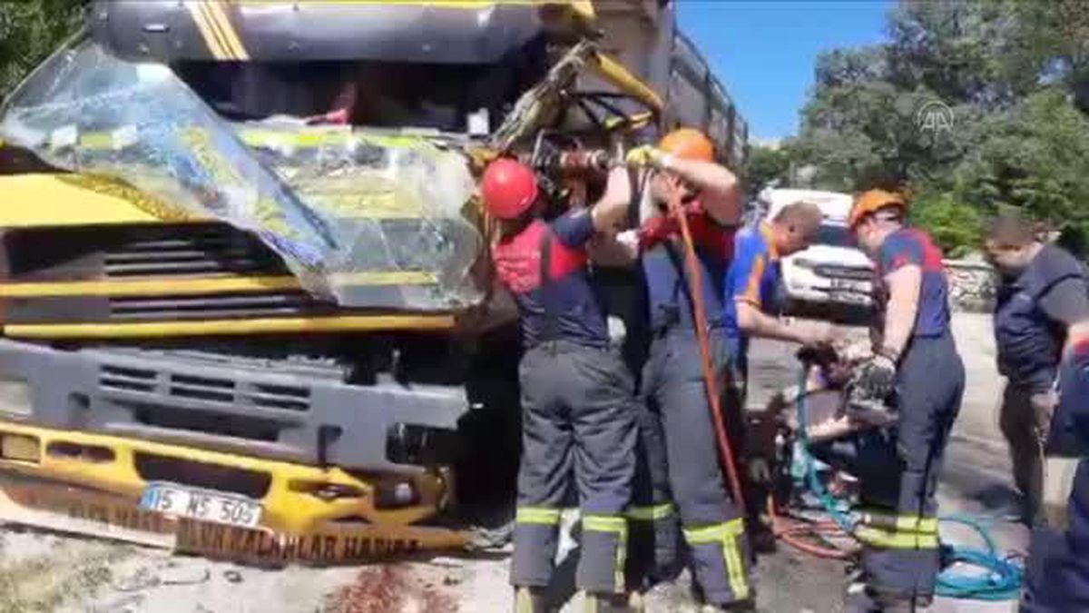 Tırla kamyonetin çarpışması sonucu 2 kişi yaralandı