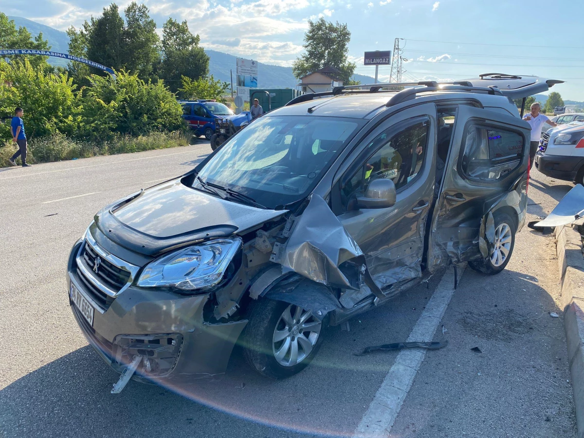 Tokat\'ta hafif ticari araç ile otomobil çarpıştı, 6 kişi yaralandı