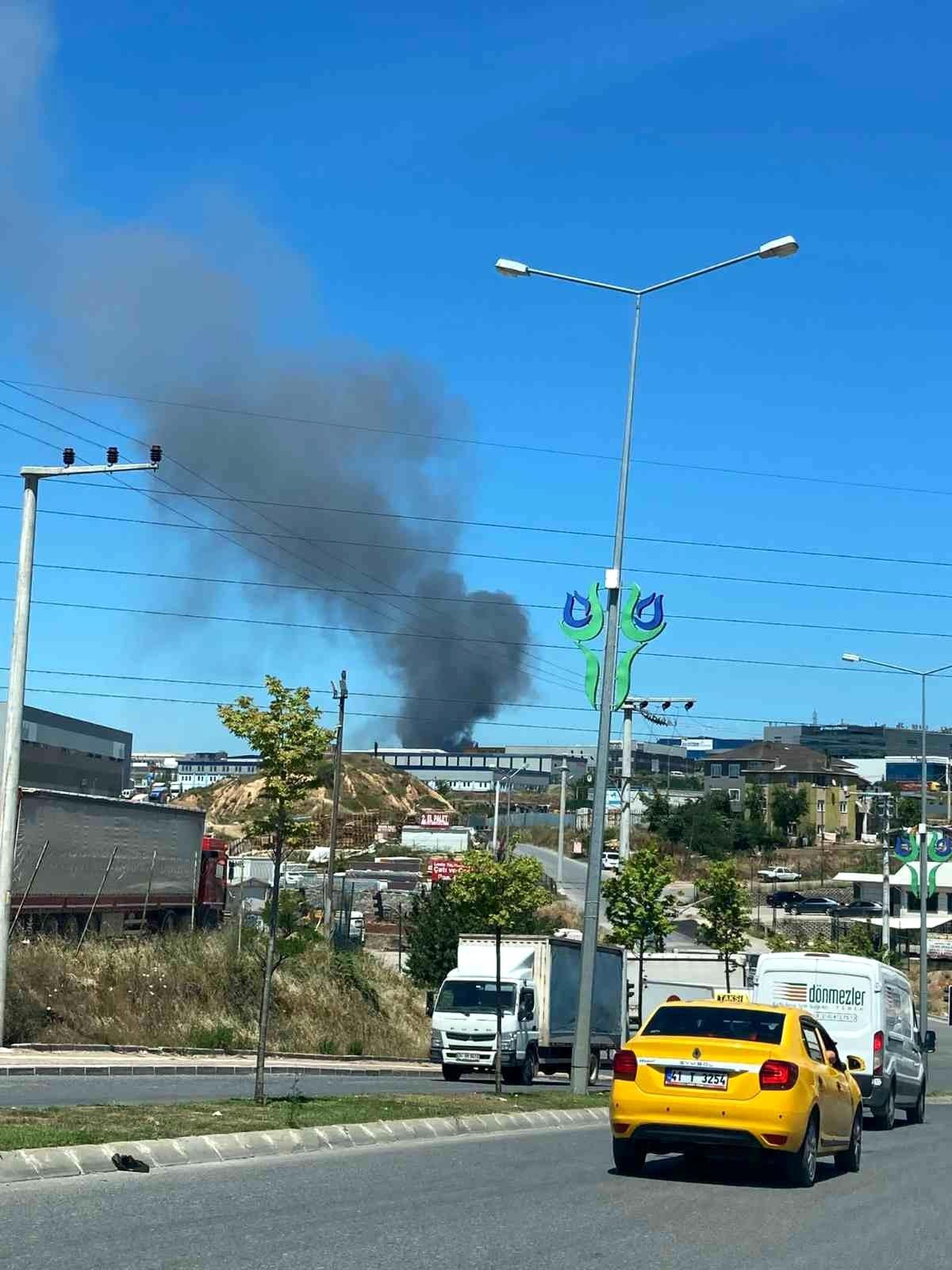 Son dakika haberleri... Tuzla Kimyacılar Sanayi Sitesi\'nde bulunan bir fabrikada yangın çıktı. Olay yerine çok sayıda itfaiye ekibi sevk edildi.