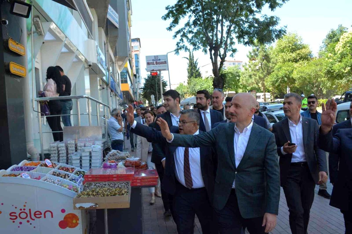 Ulaştırma ve Altyapı Bakanı Adil Karaismailoğlu, Bilecik\'te esnaf ziyareti yaptı