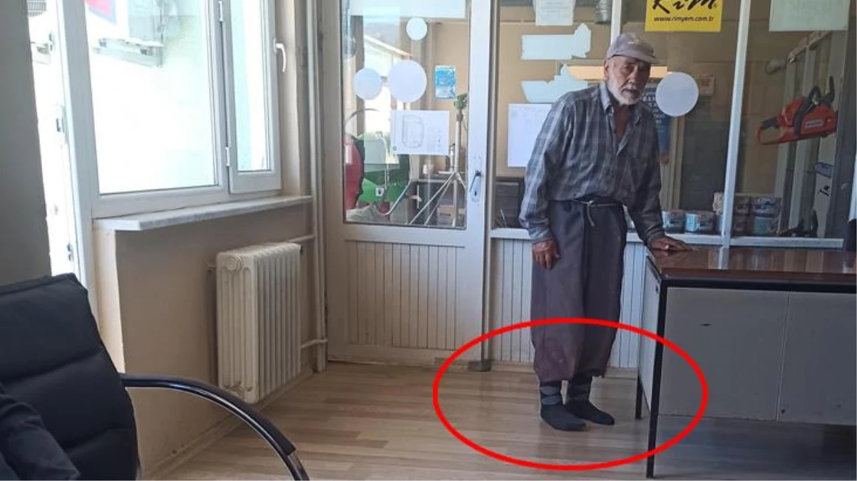 Bolu\'da kooperatif binasına giren çiftçi, yerler kirlenmesin diye ayakkabılarını çıkardı