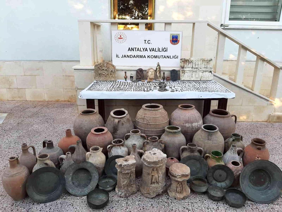 Son dakika haberleri... 2 bin 713 parça kaçak tarihi eserle evini müzeye çevirdi, jandarmaya yakalandı