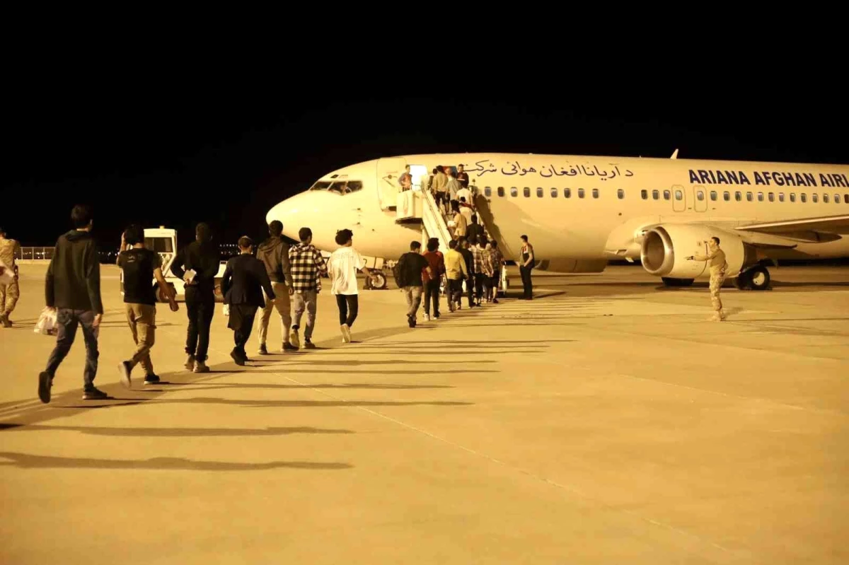 Ağrı\'da sınır dışı edilen 273 Afgan göçmen uçakla ülkelerine gönderildi