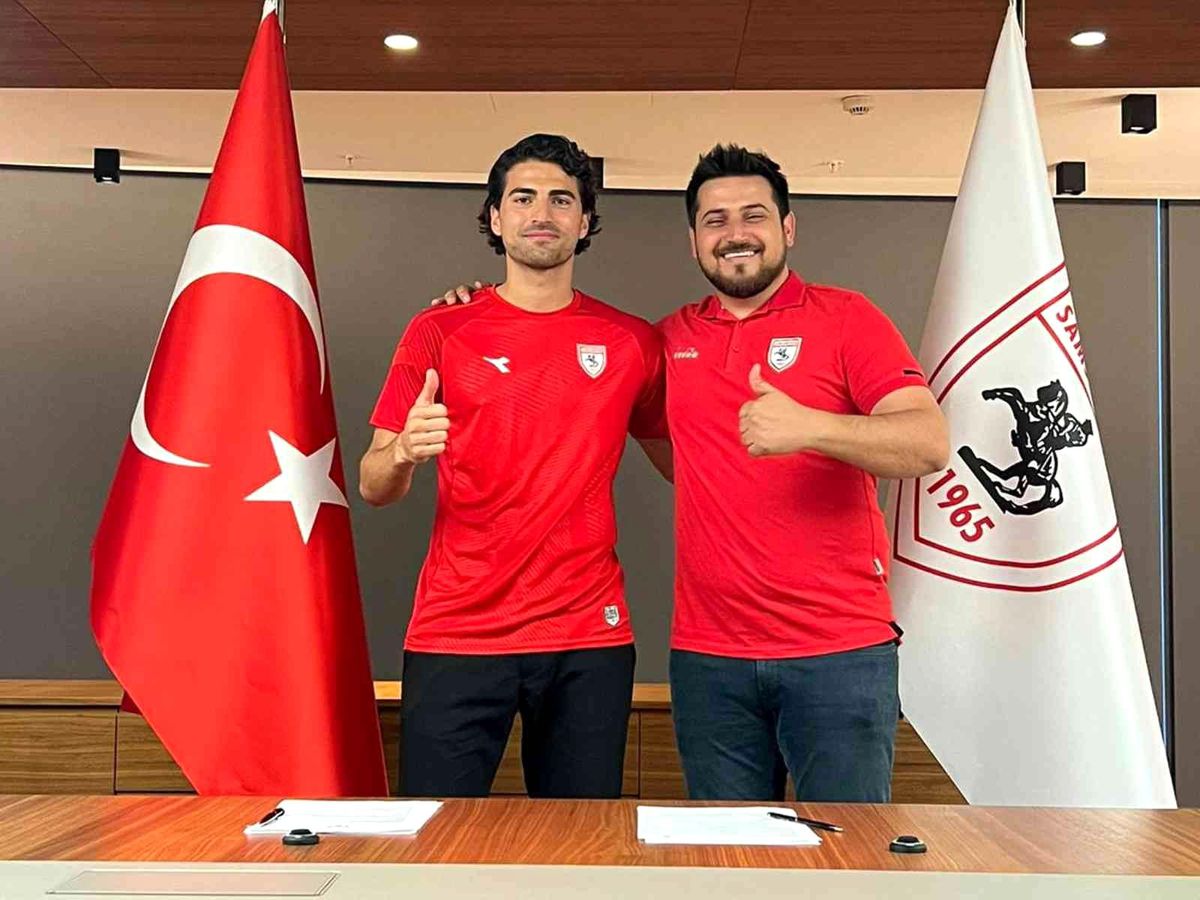 Ahmet Sagat\'tan Samsunspor\'a 3 yıllık imza