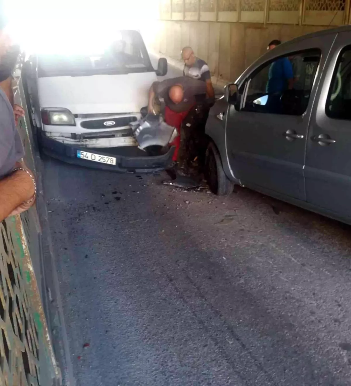 Alt geçitte korkutan kaza: Kafa kafaya çarpıştılar