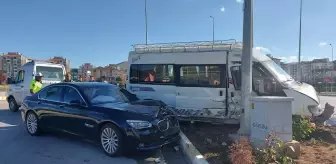 Amasya'da otomobil ile minibüs çarpıştı, 8 kişi yaralandı