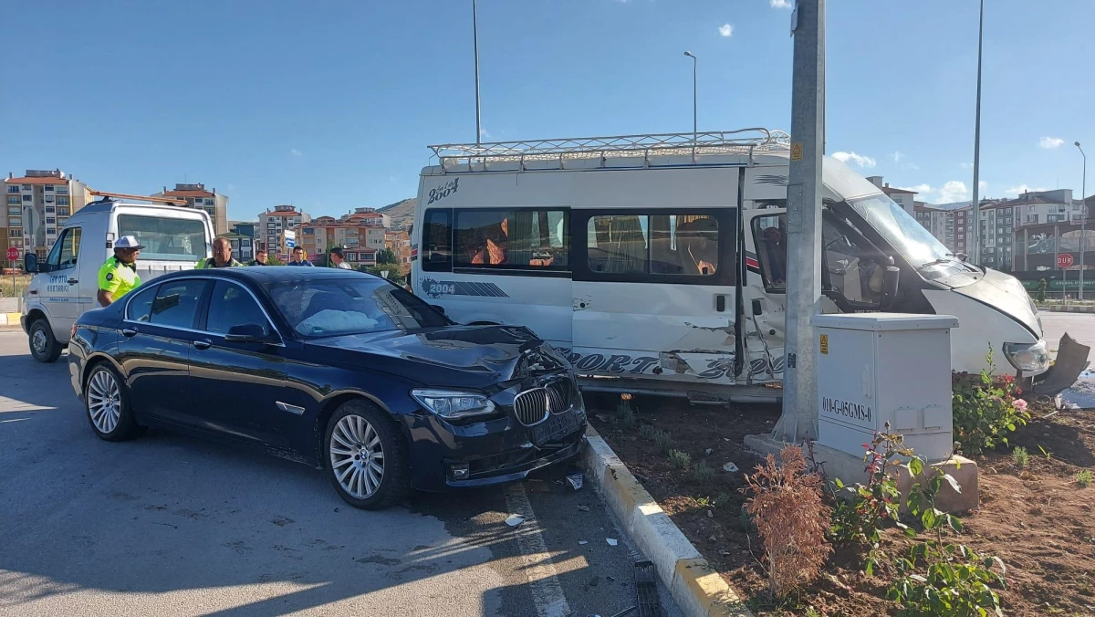 Amasya\'da otomobil ile minibüs çarpıştı, 8 kişi yaralandı