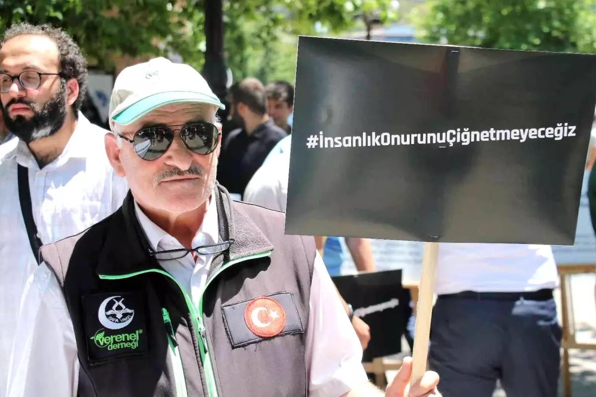 Bir grup STK üyesinden, LGBT yürüyüşüne protesto