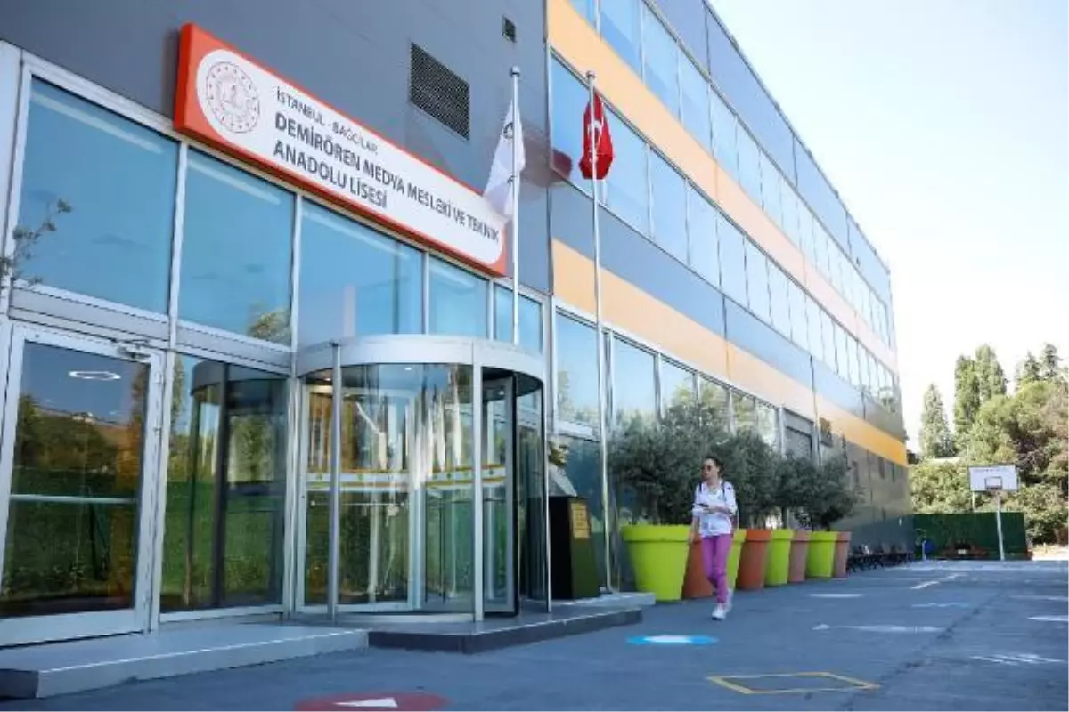 DEMİRÖREN MEDYA MESLEKİ VE TEKNİK ANADOLU LİSESİ\'NDE BAŞARILI ÖĞRENCİLERE BURS İMKANI