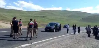Son dakika haber: Erzurum'da kaza sonrası köylüler yolu trafiğe kapattı