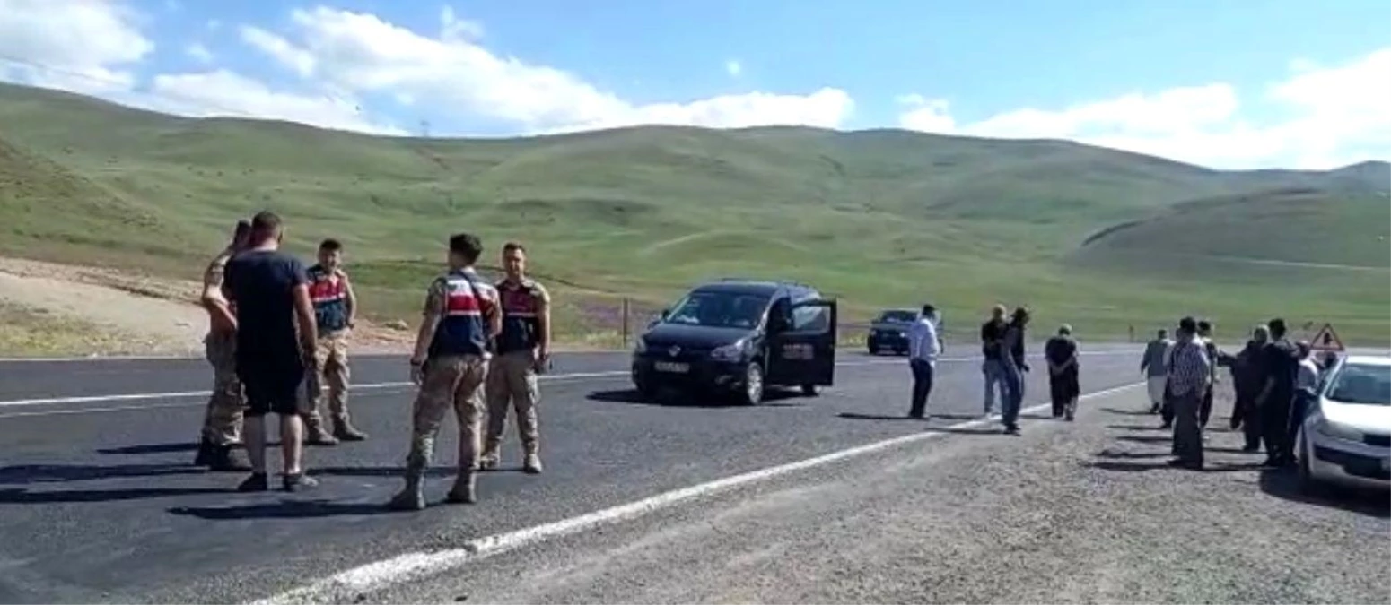 Son dakika haber: Erzurum\'da kaza sonrası köylüler yolu trafiğe kapattı