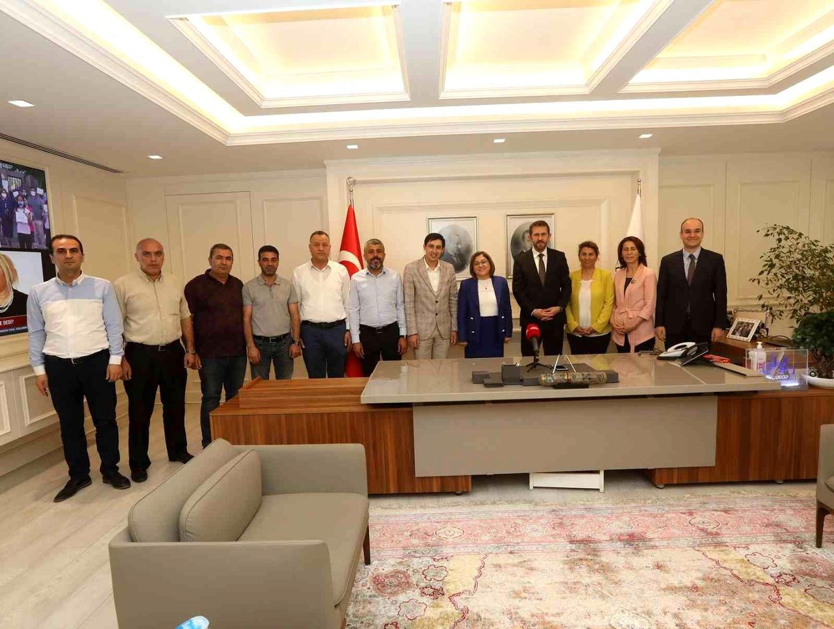 Gaziantep Büyükşehir Belediyesinden çalışanlarına 3 bin lira bayram ikramiyesi