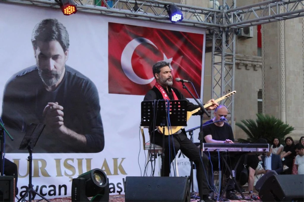 Gence\'de düzenlenen "Türkiye-Azerbaycan Kardeşlik Gecesi"nde Uğur Işılak sahne aldı
