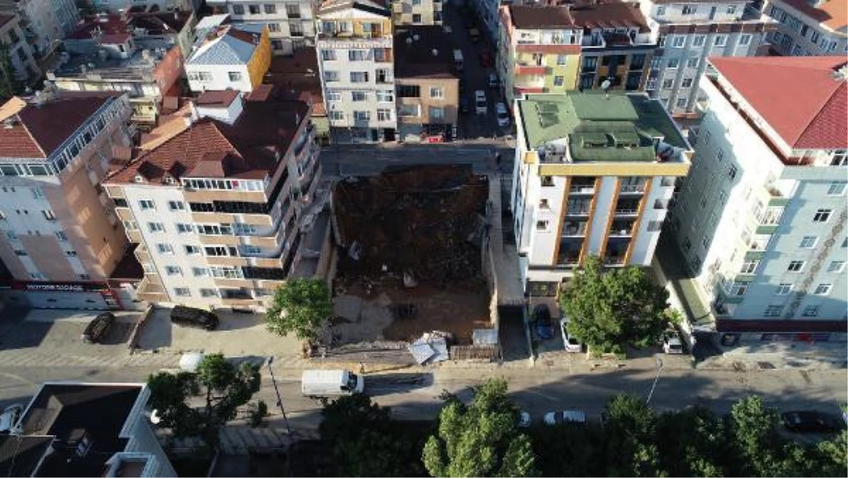 Üsküdar\'da inşaatın istinat duvarı çöktü: 3 bina tahliye edildi