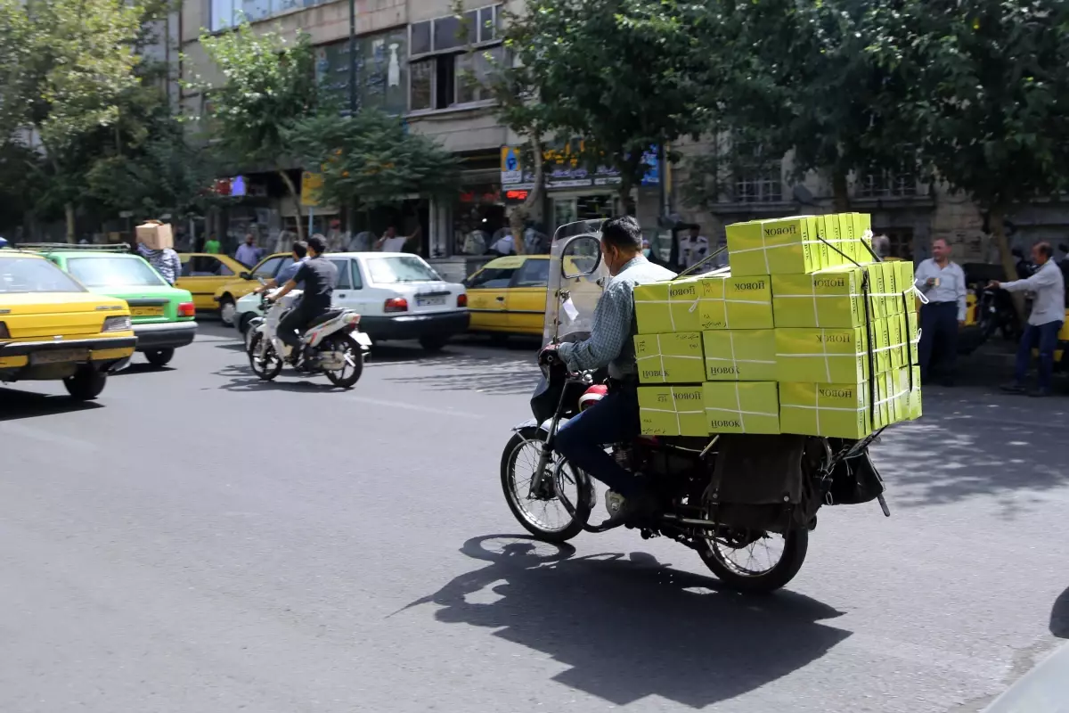 İran\'da motosiklet sürücüleri taşımacılık sektörüne yeni boyut kazandırdı