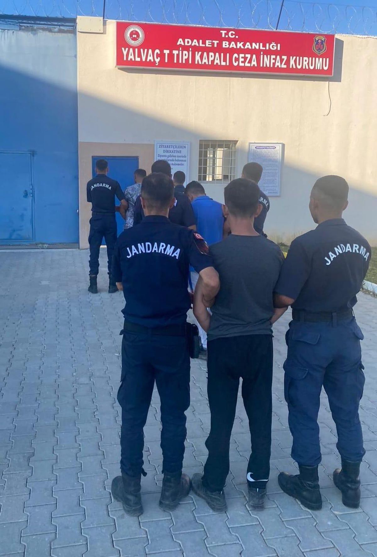 Isparta\'da evden hırsızlık yaptıkları iddiasıyla 3 zanlı tutuklandı