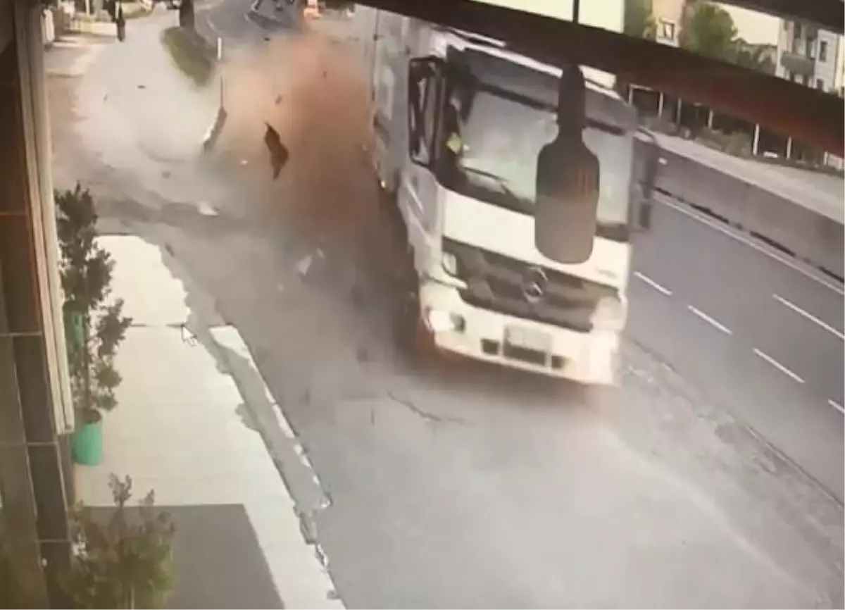 KAMYON ÖNCE İŞ YERİNE, ARDINDAN 2 ARACA ÇARPTI; BABA-OĞUL YARALI