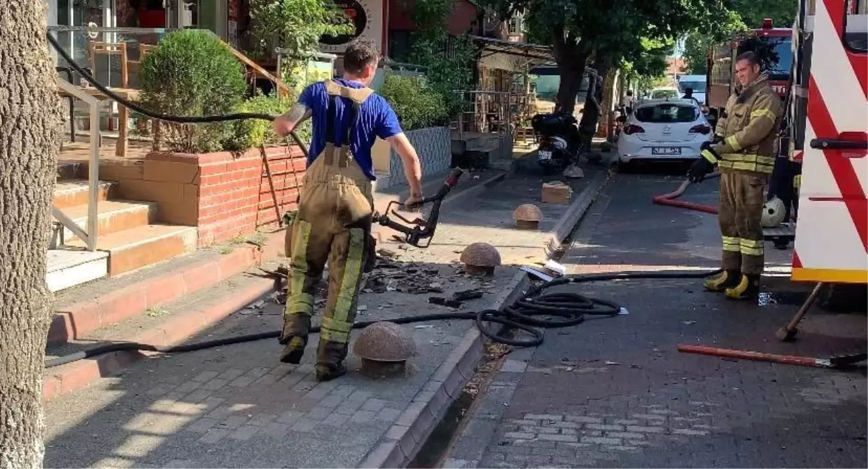 Kartal\'da iş yerinin çatısı yandı, kısa süreli panik yaşandı