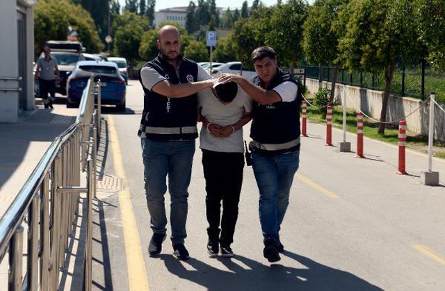 Annesi kavga etmesin diye odaya kilitledi! O da husumetlisini balkondan nişan alarak öldürdü Annesi kavga etmesin diye odaya kilitledi! O da husumetlisini balkondan nişan alarak öldürdü