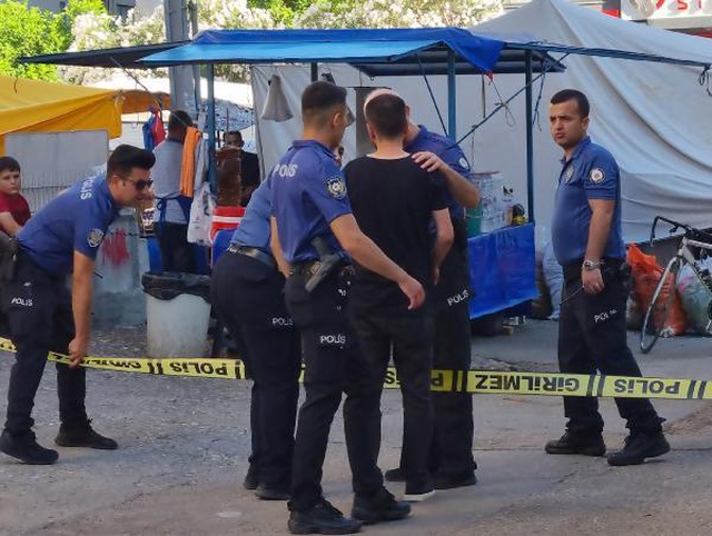 Annesi kavga etmesin diye odaya kilitledi! O da husumetlisini balkondan nişan alarak öldürdü Annesi kavga etmesin diye odaya kilitledi! O da husumetlisini balkondan nişan alarak öldürdü