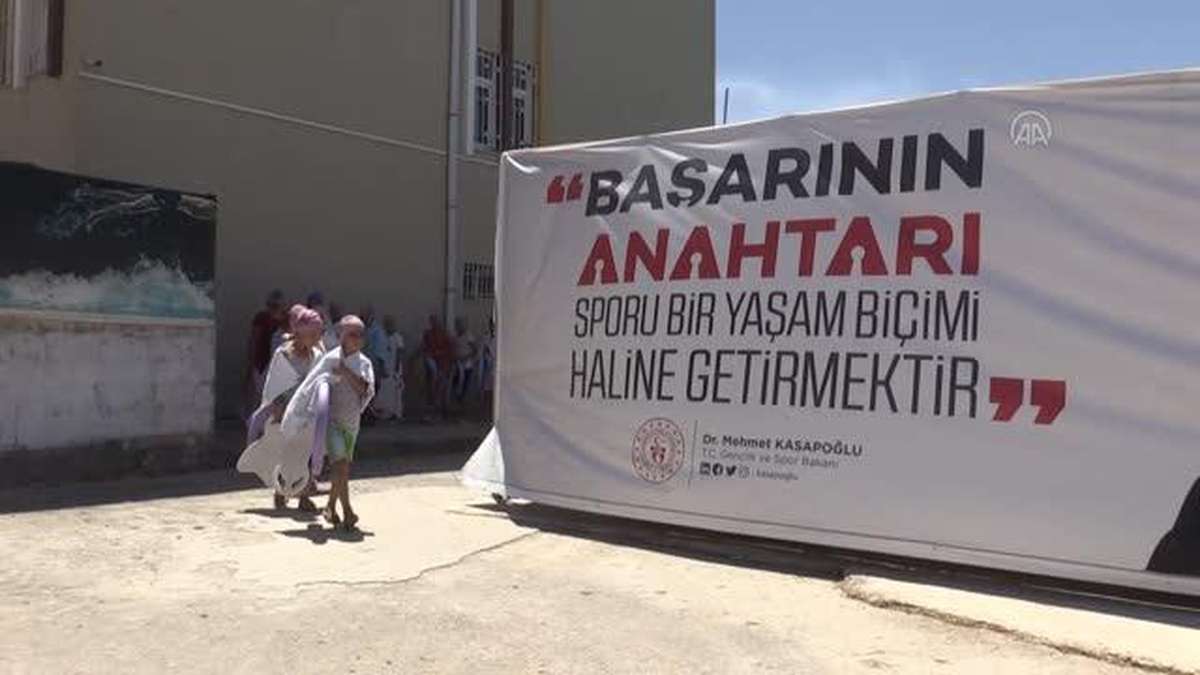 Kırsal mahallede açılan havuzda kız çocukları yüzme öğreniyor