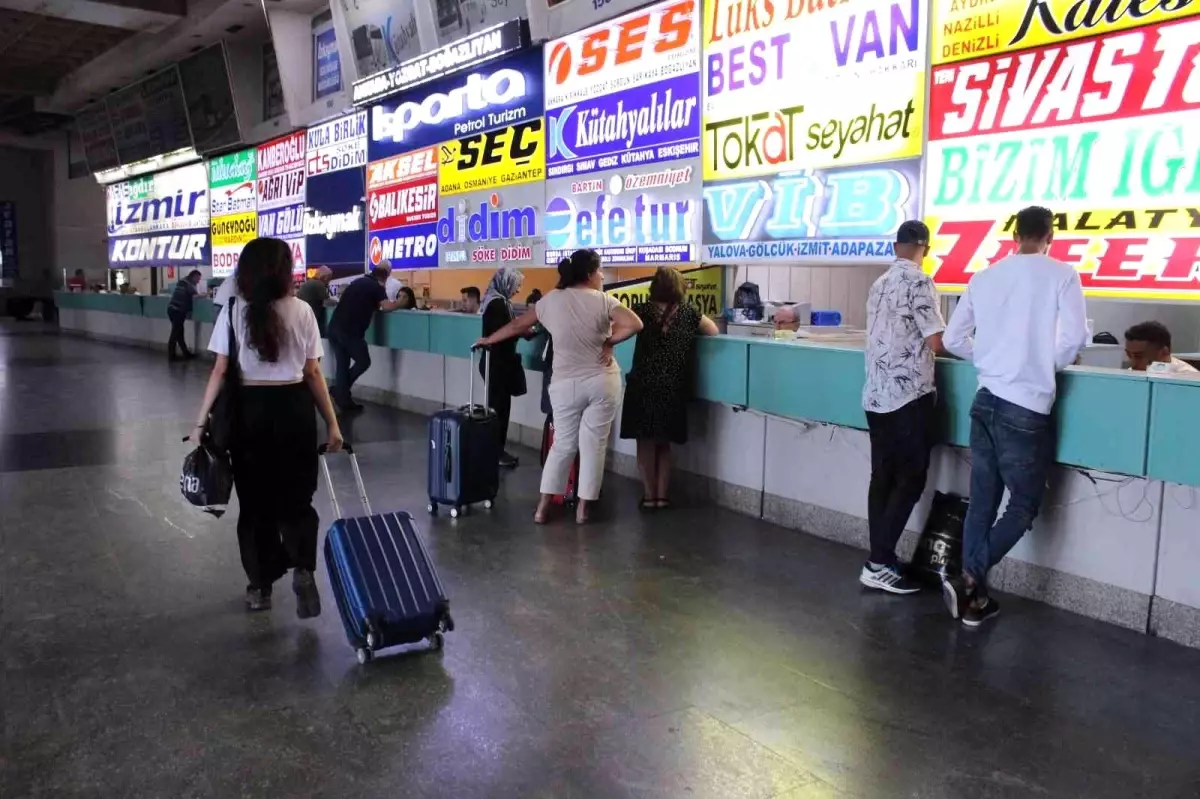 Otobüs terminalinde bayram mesaisi