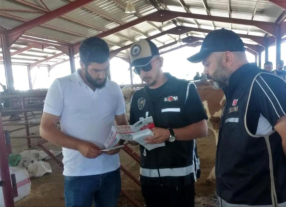 Polisten kurban pazarında sahte para uyarısı