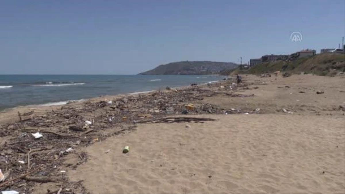 Selden etkilenen sahillerin bir bölümü çöp ve ağaç parçalarıyla doldu