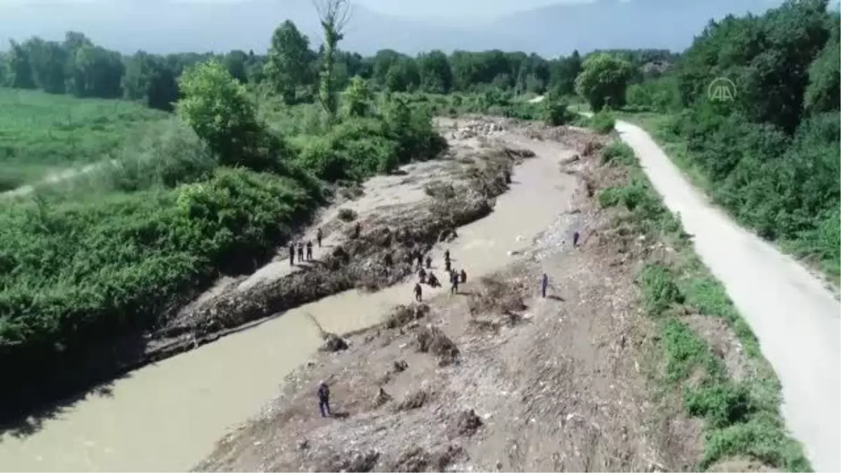 Sele kapılan kepçe operatörünü arama çalışmaları sürüyor