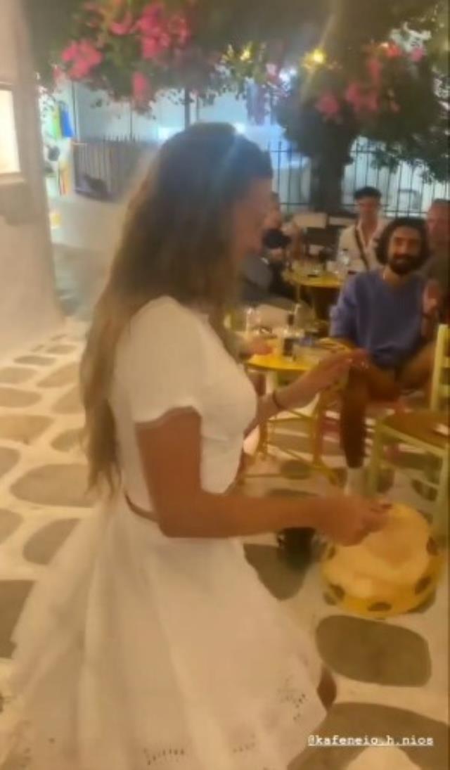 Serenay Sarıkaya eline tef alıp göbek attı, sevgilisi Umut Evirgen hayranlıkla izledi