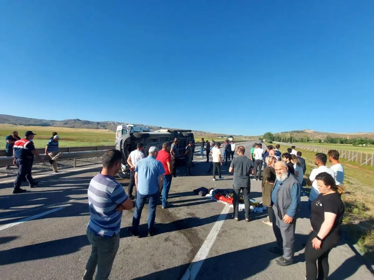 Sivas\'ta kamyonet devrildi, 5 kişi yaralanırken anayol trafiğe kapandı