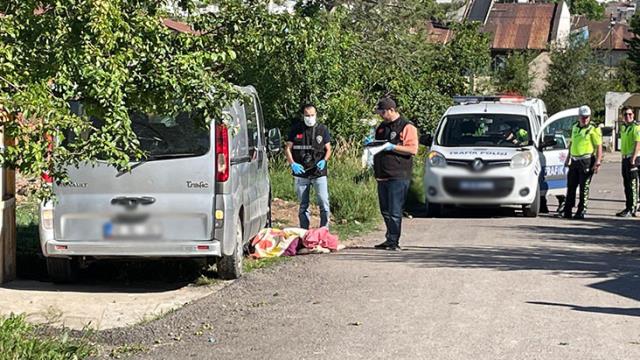 Son dakika haberi! Sivas'ta oğlunun kullandığı minibüsün altında kalan kadın öldü Son dakika haberi! Sivas'ta oğlunun kullandığı minibüsün altında kalan kadın öldü