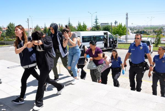 5 yıldızlı otelin havuzuna eskort operasyonu! Cinsel ilişkiye vaadiyle 3 milyon liralık vurgun yapmışlar 5 yıldızlı otelin havuzuna eskort operasyonu! Cinsel ilişkiye vaadiyle 3 milyon liralık vurgun yapmışlar