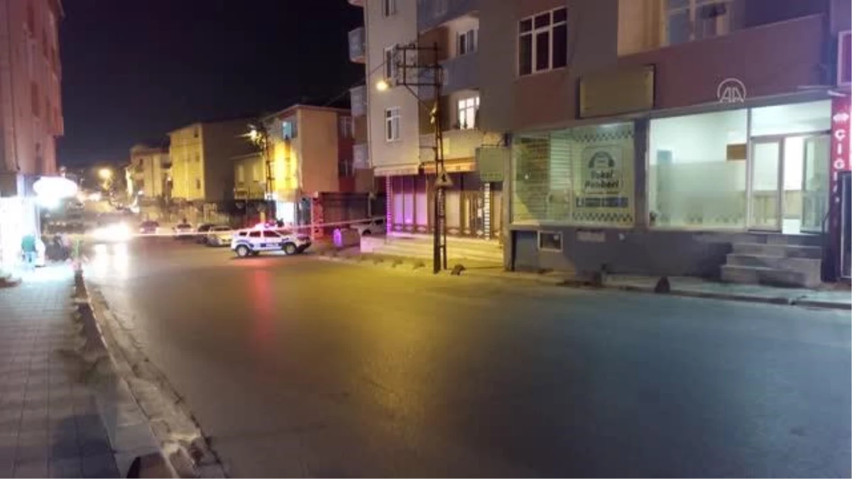 Sultanbeyli\'de bir otomobilden taksi durağına silahla ateş açıldı